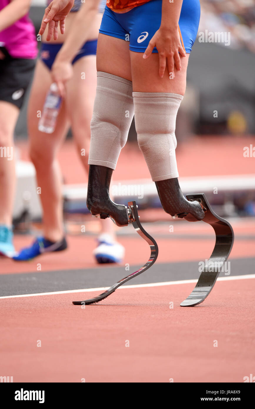 Die Laufklingen haben die Füße von Marlou van Rhijn Blade Babe, der bei den Para Athletics World Championships im London Stadium antrat Stockfoto