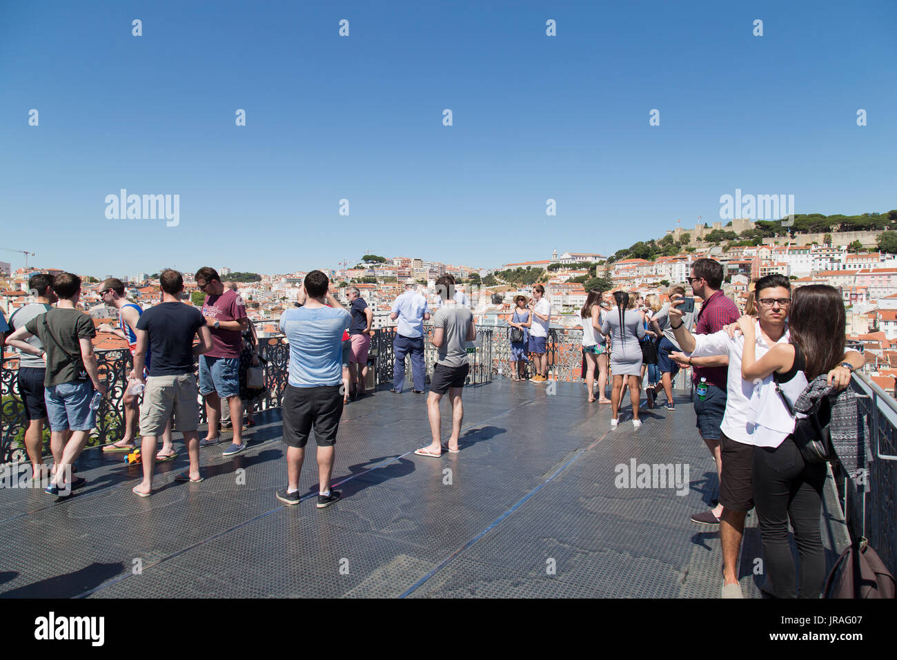 Touristen auf dem Aufzug Santa Justa in Lissabon Portugal Stockfoto