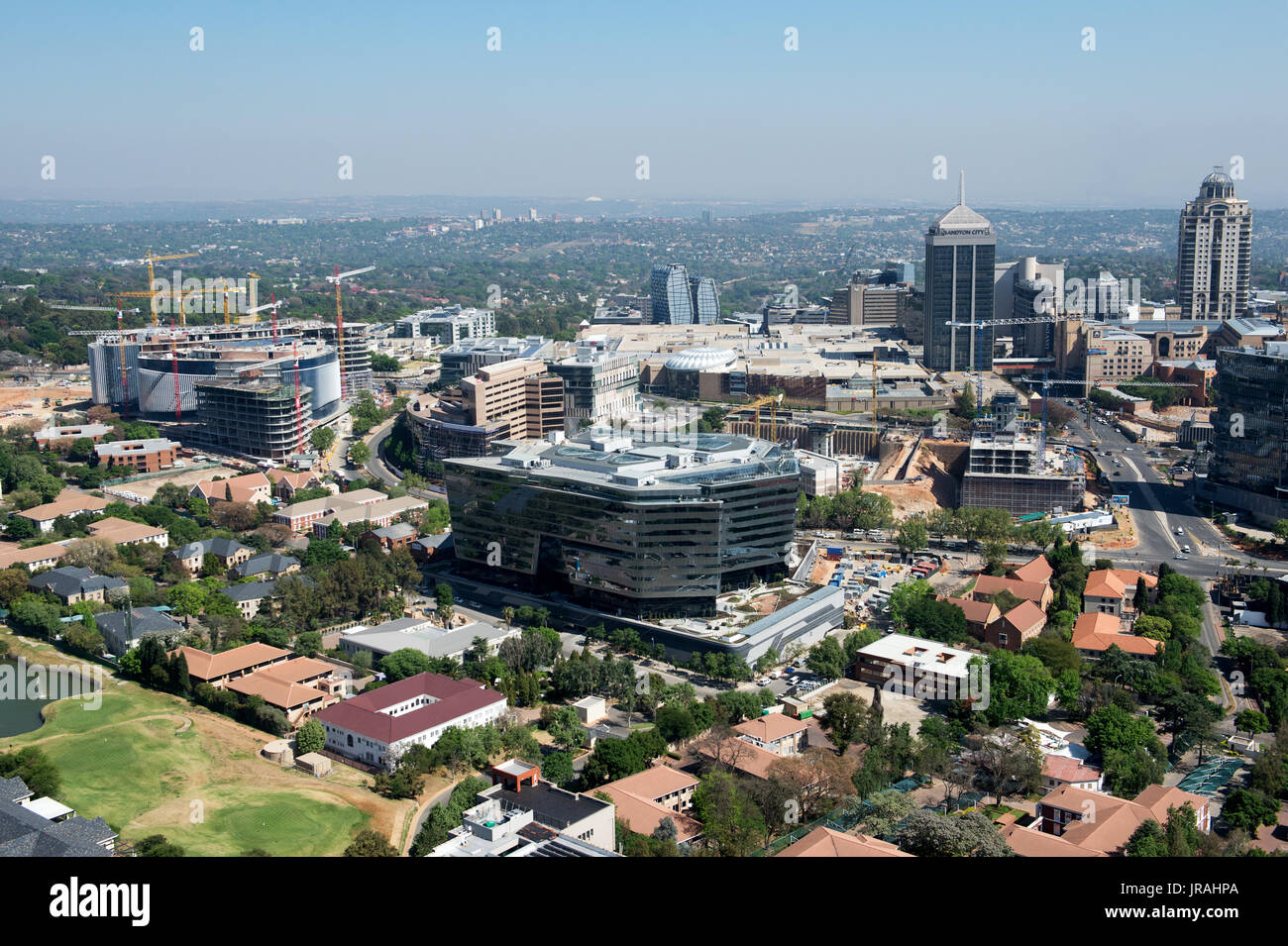 JOHANNESBURG, Südafrika - 24 September 2016: Luftaufnahme des Sandton Bezirk unter Entwicklung Stockfoto