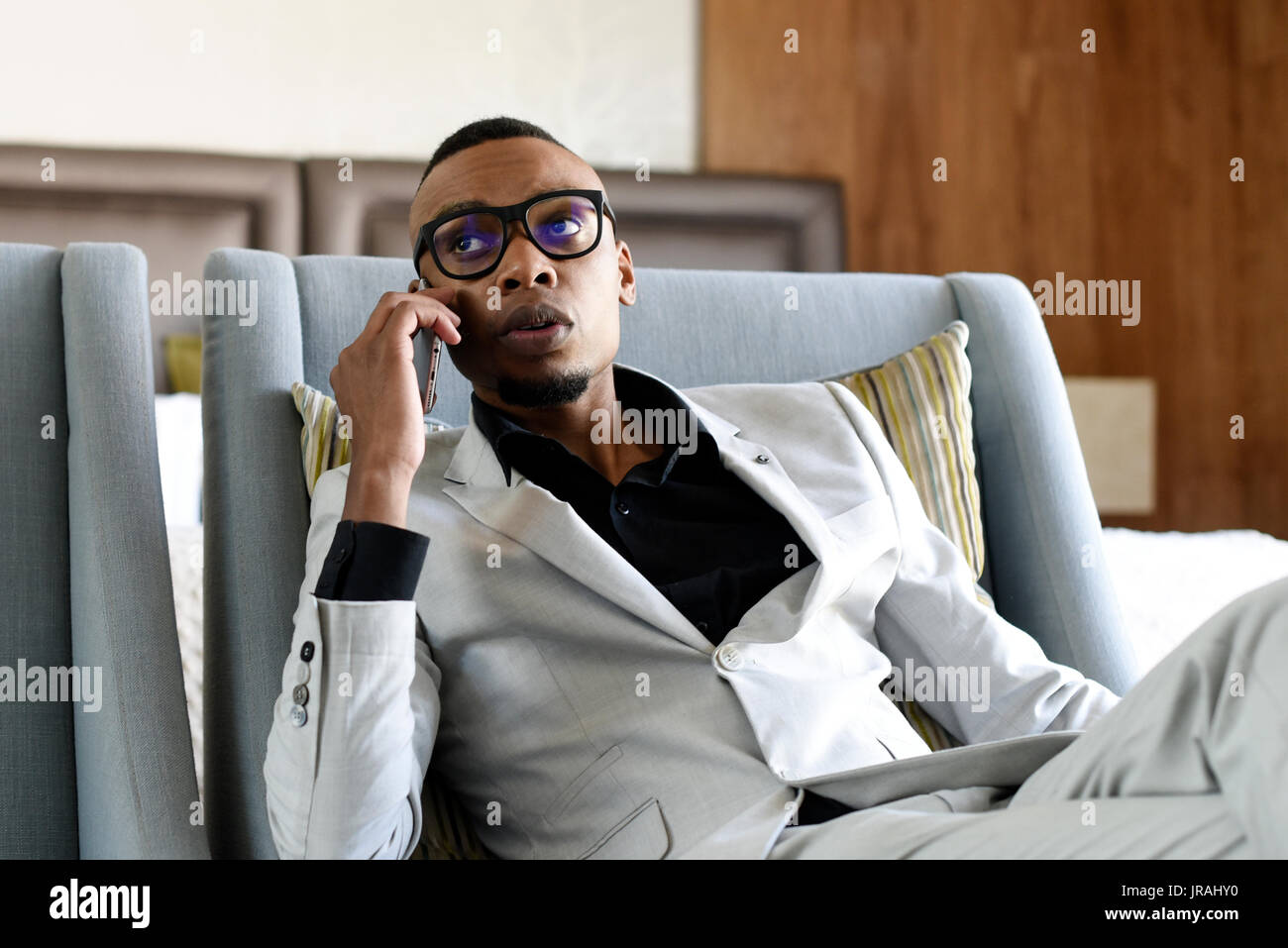 Young Business Mann auf seinem Handy Stockfoto
