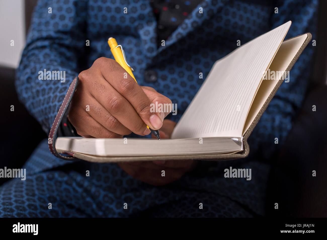 Young Business Mann in einer Notiz Buch schreiben Stockfoto