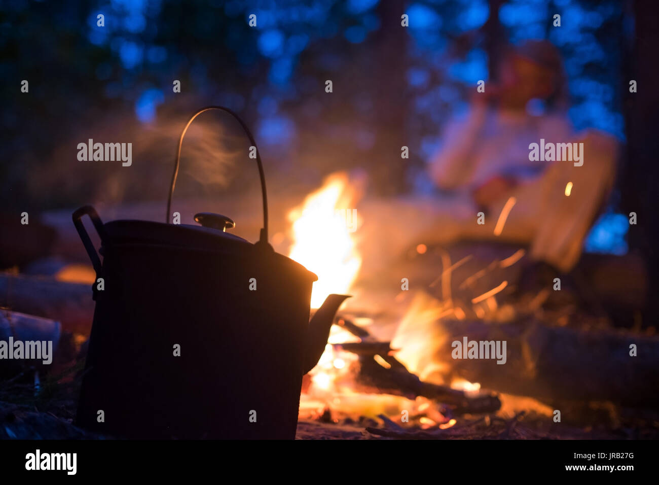 Brennholz in der Nacht Stockfoto
