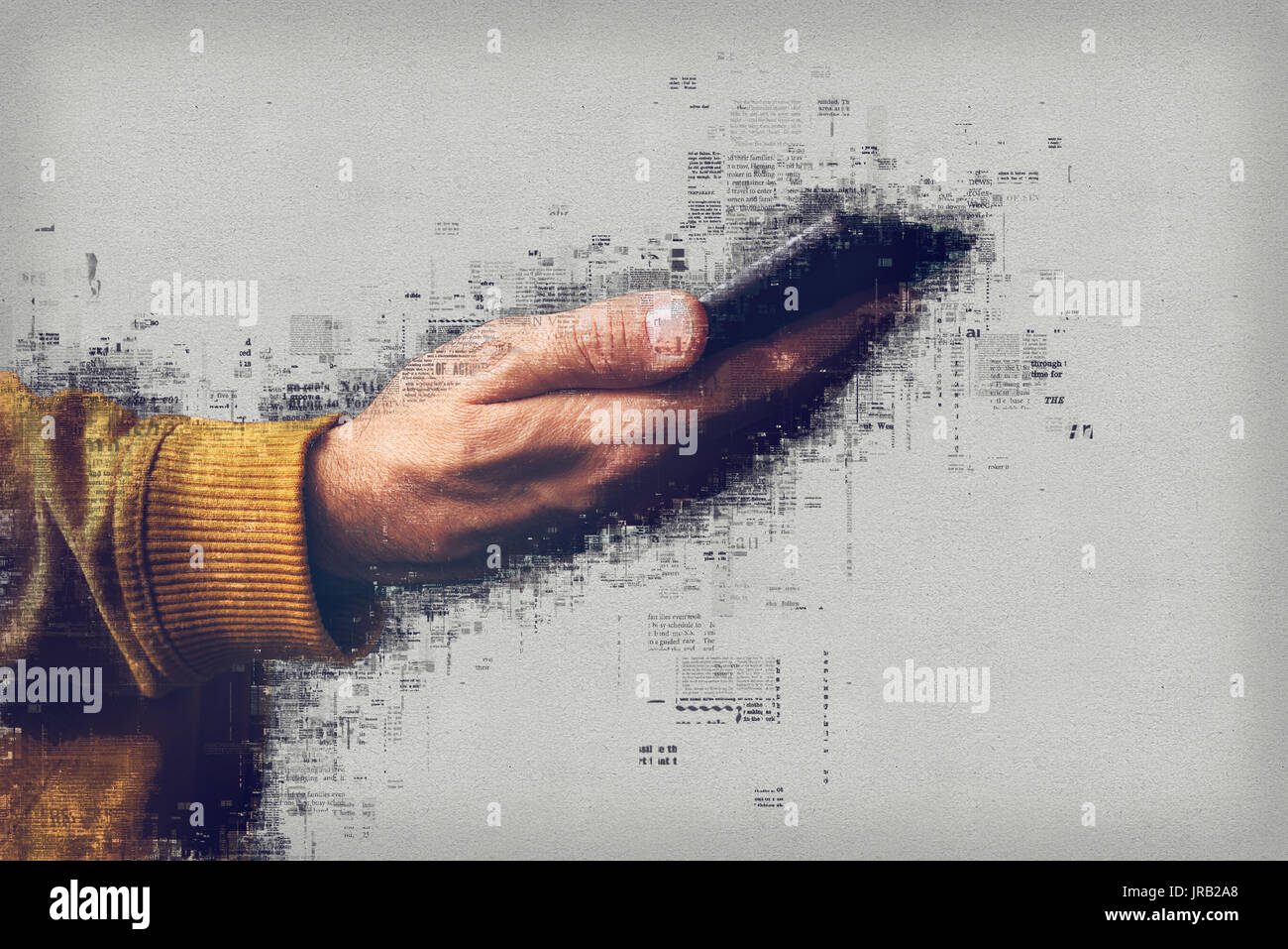 Hand mit Smartphone, e-news Konzept. Casual junger Mann mit Mobile App online Zeitung zu lesen Stockfoto