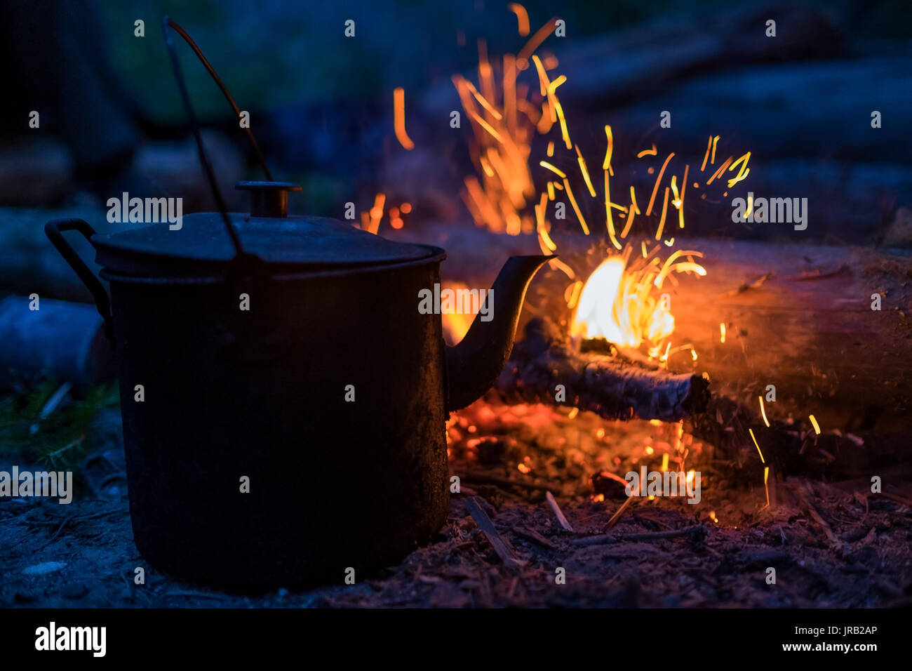 Brennholz in der Nacht Stockfoto