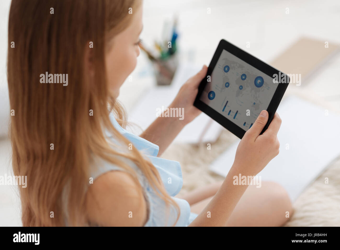 Smart weiblichen Knabe bei Karten auf Tablet Computer suchen Stockfoto