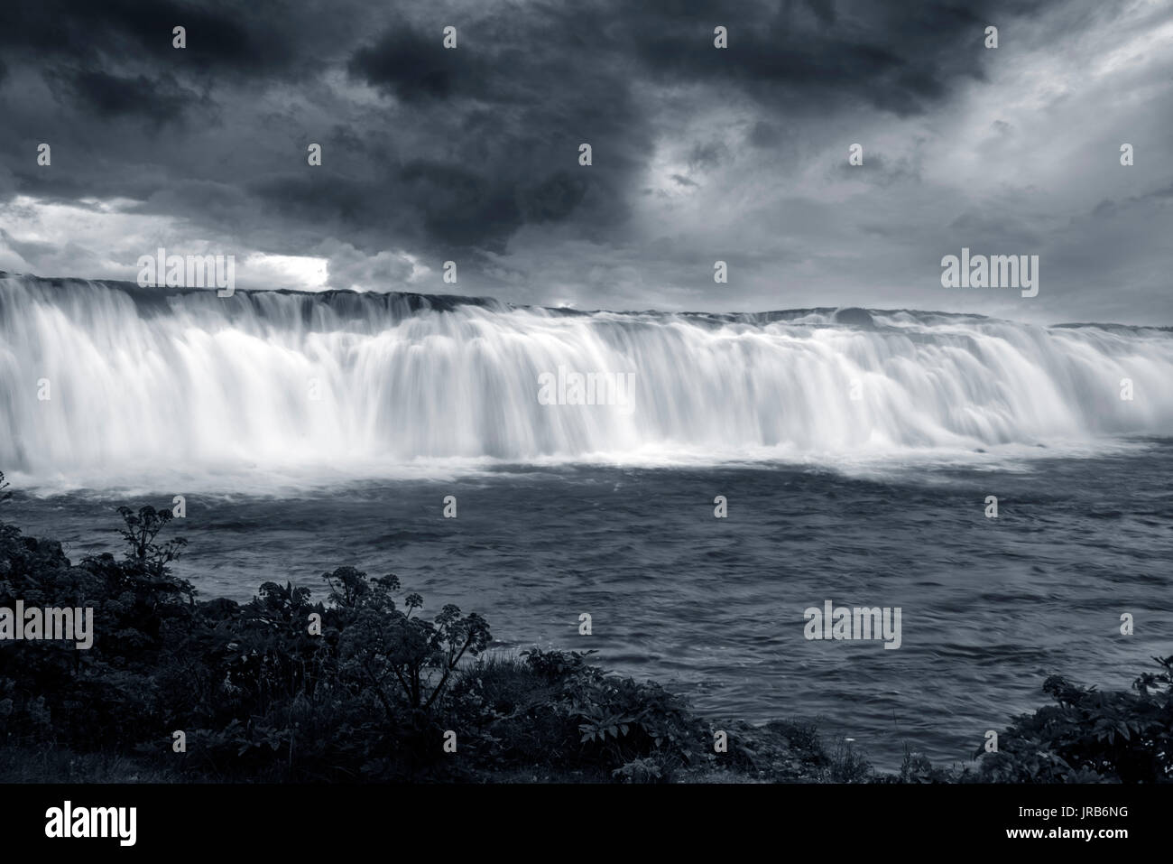 Eine Exposition in Schwarz und Weiß, der Faxi Wasserfall in Island. Stockfoto