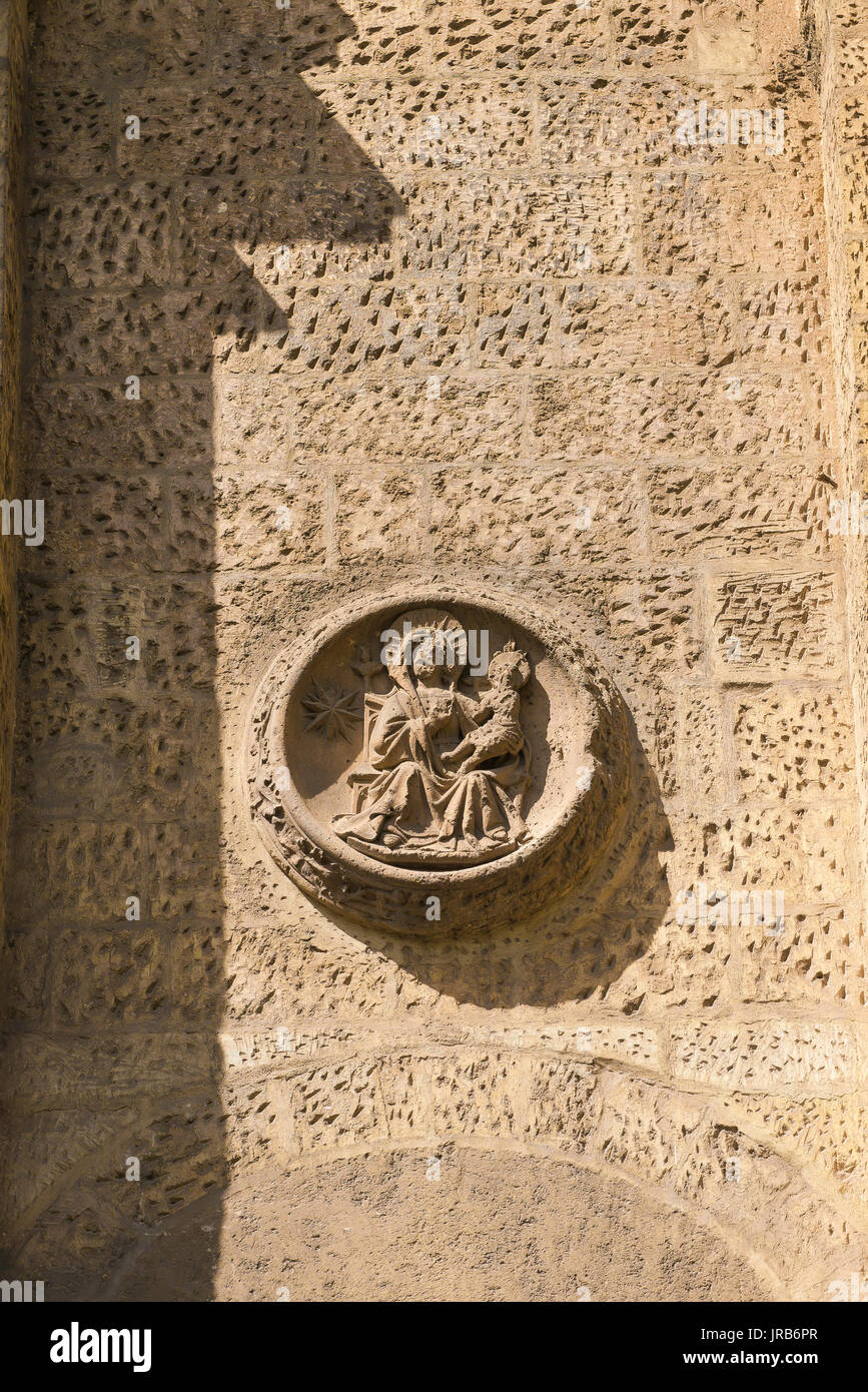 Sassari Betlem Kirche, teilweise erodiert mittelalterlichen Madonna mit dem Kind in einer runden Nische über dem nördlichen Stadttor von Santa Maria di Betlem in Sassari. Stockfoto