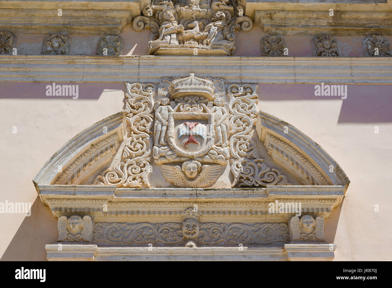 Barocke gebrochene Giebel über dem Westportal der Chiesa della S. Trinita Kirche in Sassari, Sardinien gelegen. Stockfoto