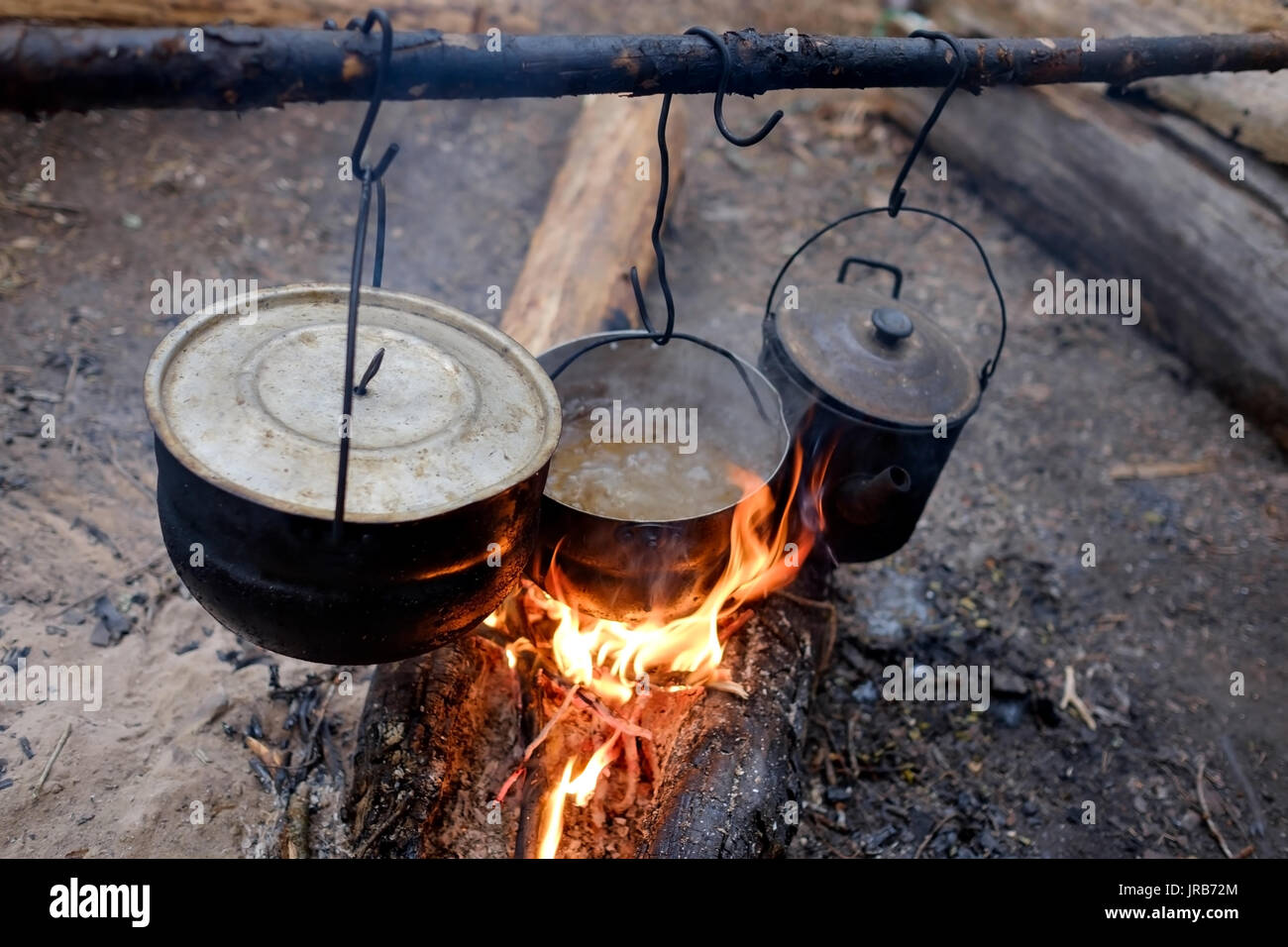 Brennholz in der Nacht Stockfoto