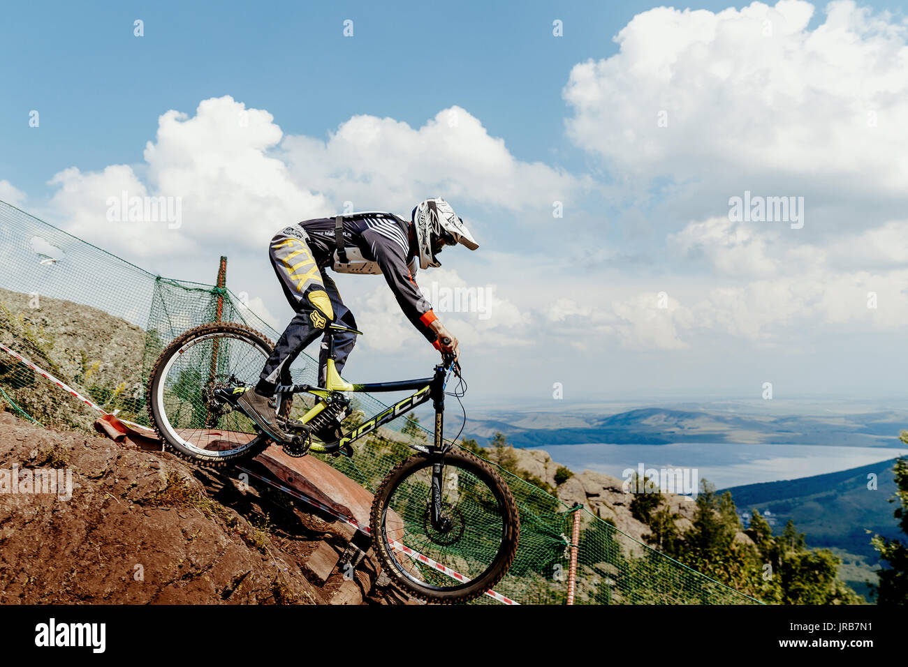 Rider Mountainbike Hintergrund der Wolken und See während der nationalen Meisterschaft Downhill Stockfoto