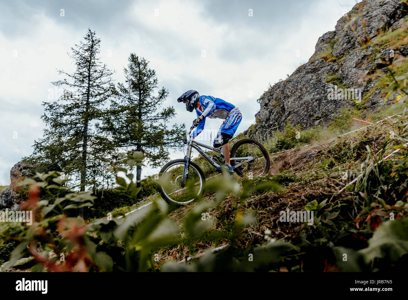 Mann Reiter auf dem Fahrrad Mountainbike Waldweg während der nationalen Meisterschaft Downhill Stockfoto