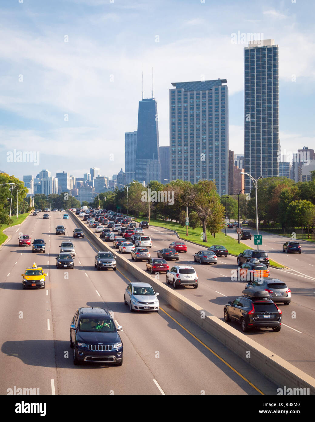 Ein Blick auf den Pkw-Verkehr auf North Lake Shore Drive und der Skyline von Chicago, darunter das John Hancock Center.  Chicago. Stockfoto