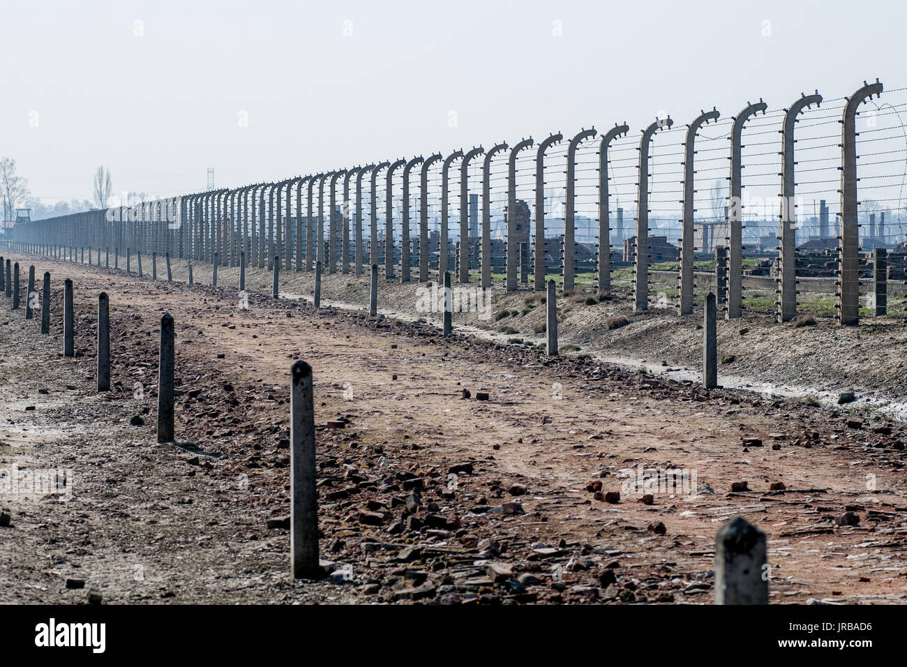 Elektrischen Stacheldraht im ehemaligen NS-Konzentrationslager Auschwitz Birkenau bedeutete, verschiedene Teile des Lagers zu trennen und befestigen Stockfoto