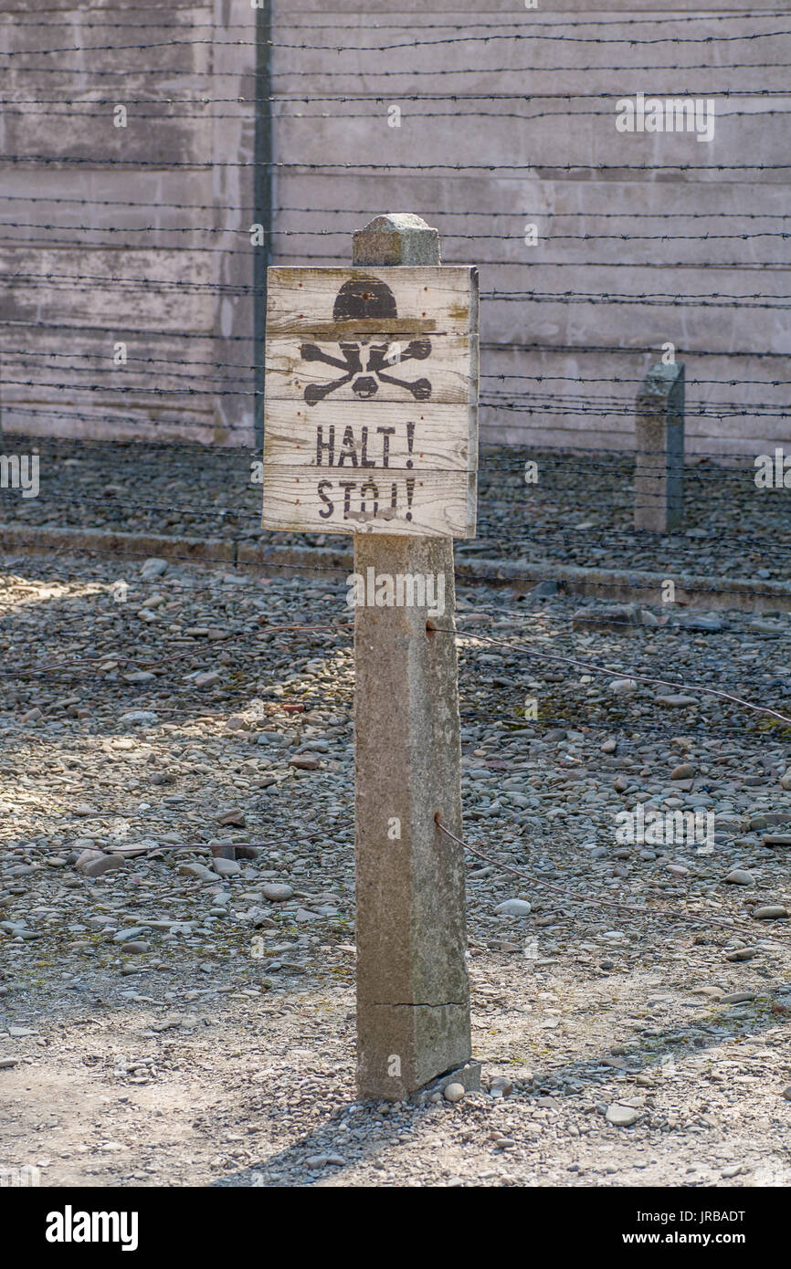 Schild 'Halt' im ehemaligen NS-Konzentrationslager Warnung Gefangenen nicht in der Nähe von elektrischen Stacheldraht in Auschwitz, Oswiecim, Polen Stockfoto