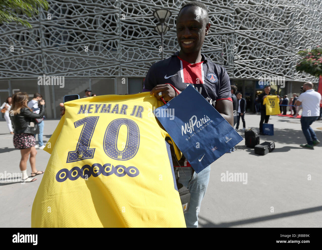 Paris Saint-Germain Fan hält ein Hemd von Neymar außerhalb der Parc des Princes, nach seiner Welt Rekord £ 200 Millionen-Transfer von FC Barcelona nach Paris Saint-Germain. Stockfoto