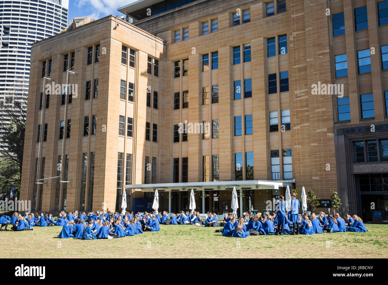 Australische Schulkinder außerhalb des Museums für Zeitgenössische Kunst in Circular Quay, Sydney, Australien Stockfoto