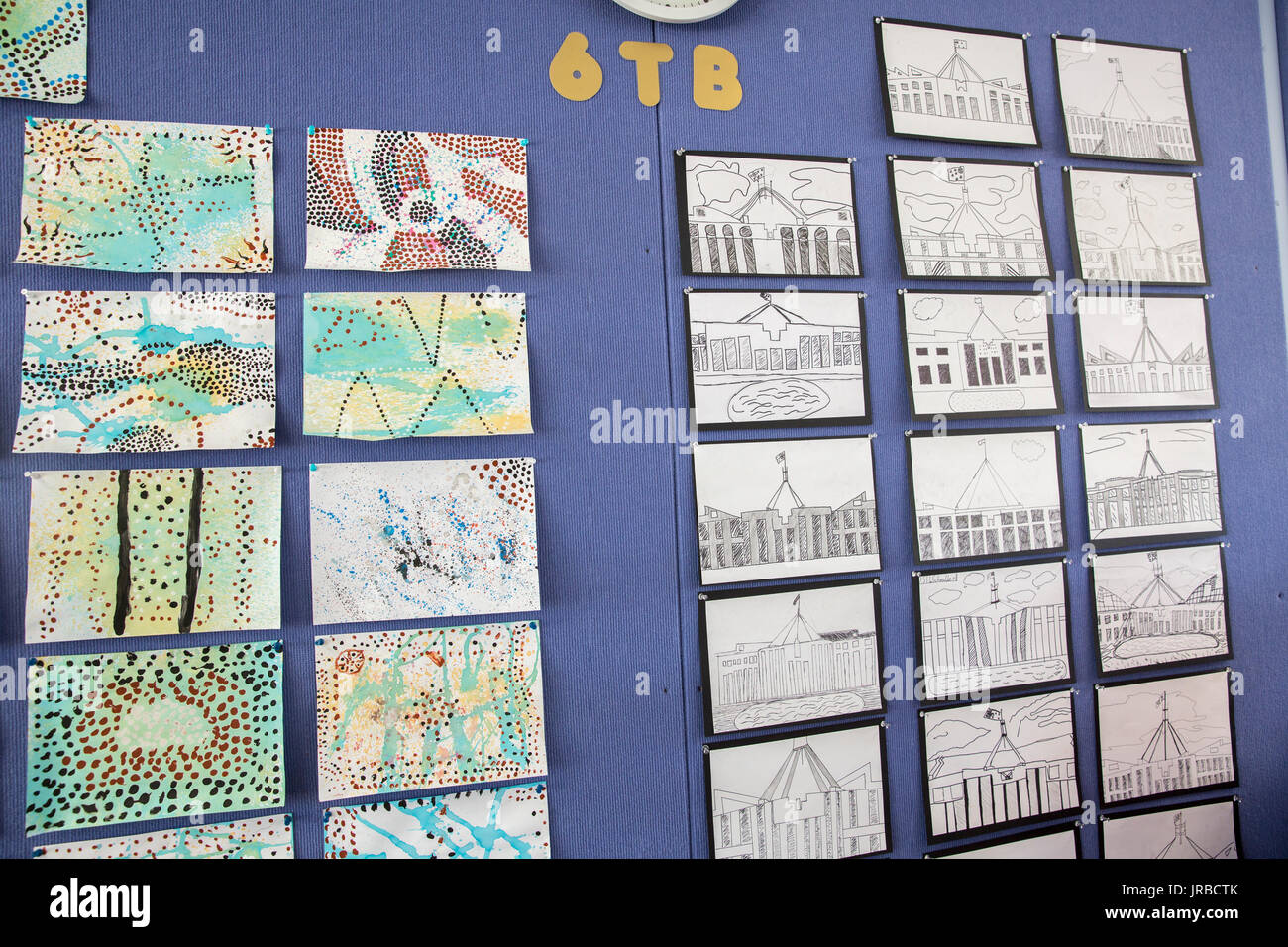 Kinder Gestaltungsarbeit auf der Wand einer Grundschule Unterricht in Sydney, Australien Stockfoto