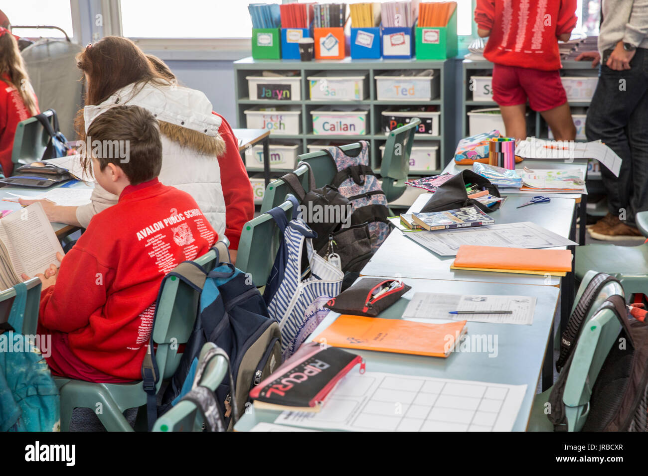 Innenausstattung der australischen Grundschule mit Kindern, die in Sydney, NSW, studieren, australischer Student am Schreibtisch Stockfoto