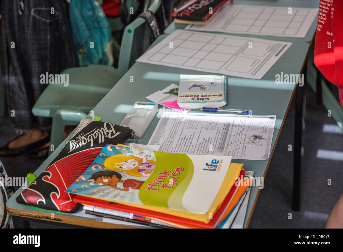 Schreibtisch mit Hinweis Bücher in einem Klassenzimmer der Grundschule Kinder Sydney, Australien Stockfoto
