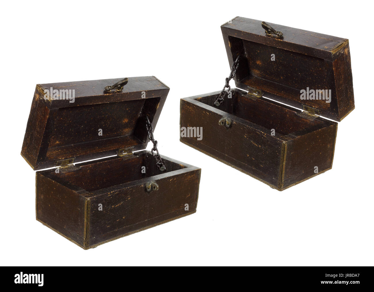 Alte Kisten aus Holz auf weißem Hintergrund Stockfoto