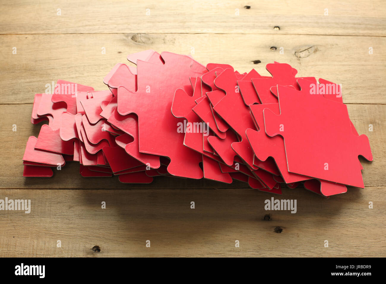 Puzzle auf hölzernen Hintergrund Stockfoto