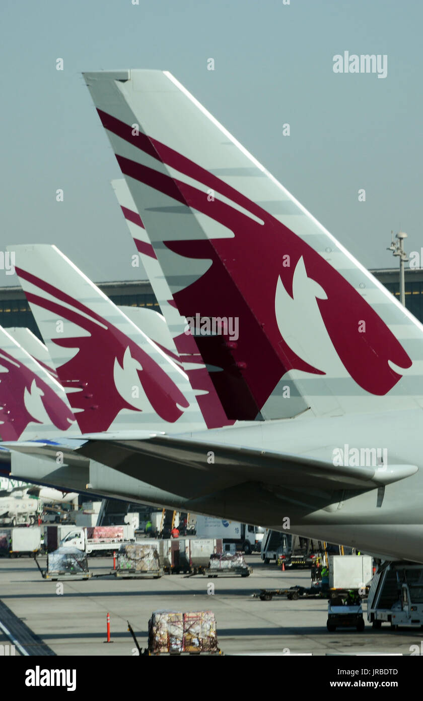 Tails der Boeing 777 von Qatar Airways in Hamad International Airport Stockfoto