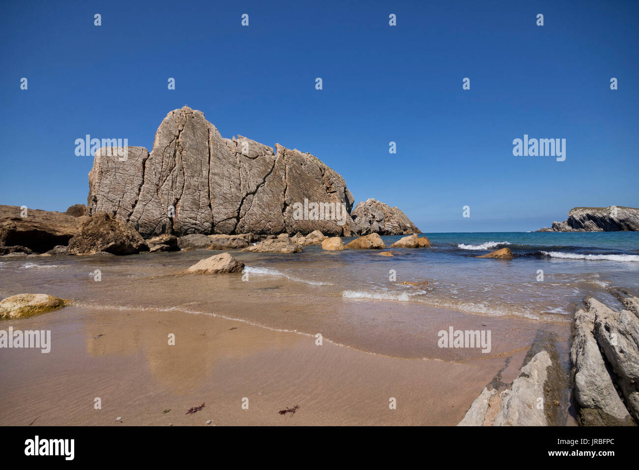 Urros De Liencres in Playa de la Arnía (Santander, Kantabrien, Spanien). Stockfoto