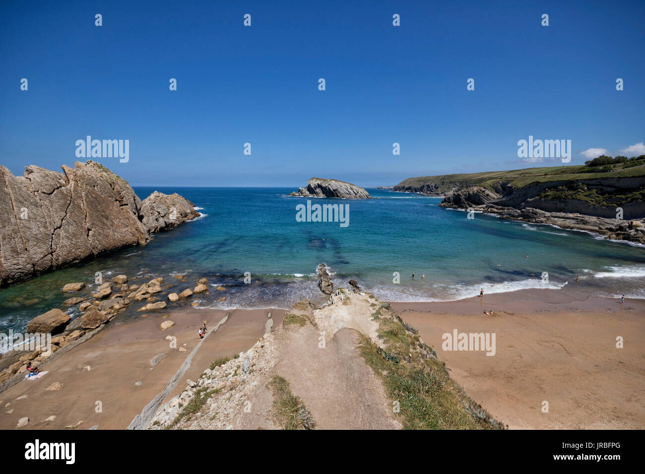 Weitwinkelaufnahme der Playa de la Arnía (Santander, Kantabrien, Spanien) Stockfoto