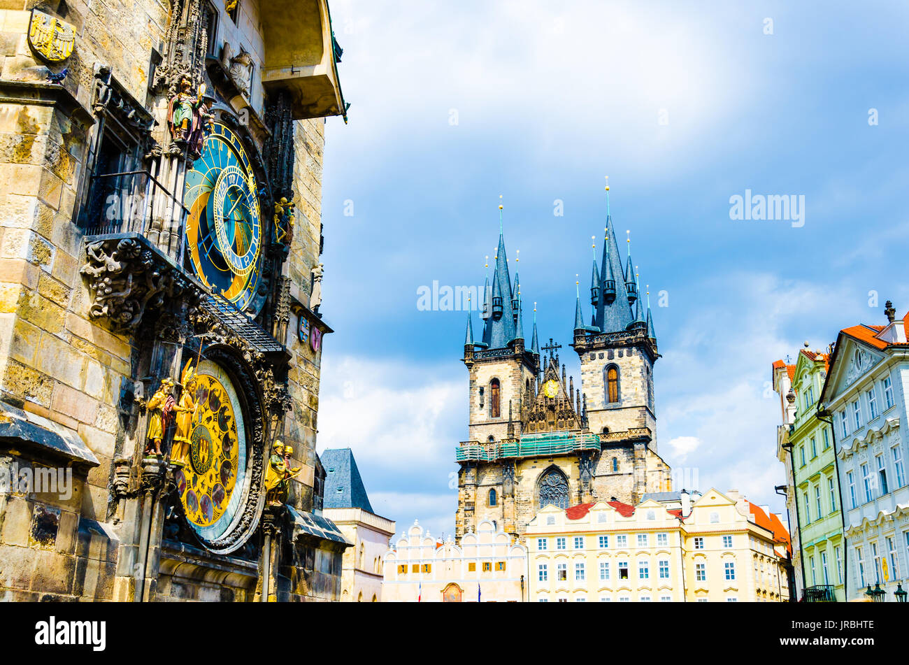 Astronomische Uhr (Orloj) in Prag, Tschechien. Altstädter Ring. Die Kirche der Mutter Gottes vor Tyn auf Hintergrund. Stockfoto
