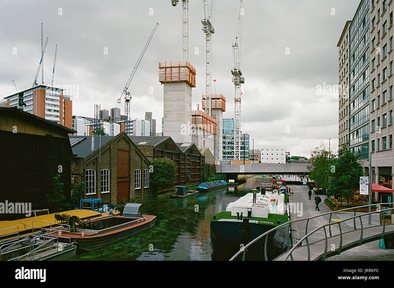 Neue Gebäude im Bau, von der Regents Canal in Paddington, London, Großbritannien Stockfoto