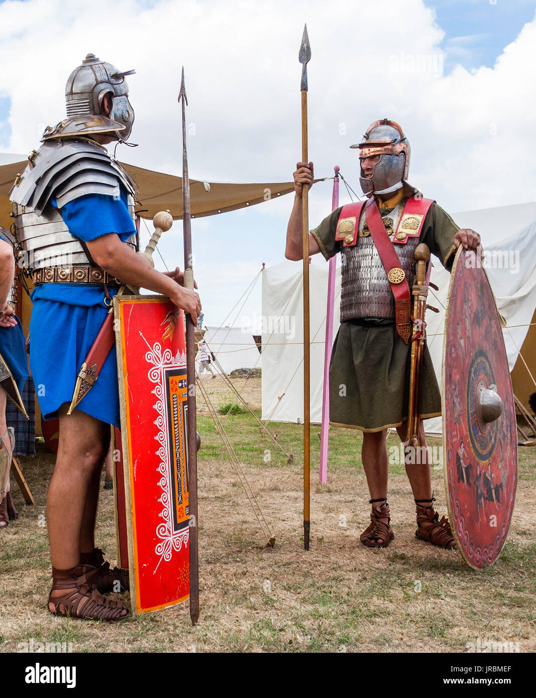 Zwei römische Legionäre, eines mit lorica segmentata Rüstung, die