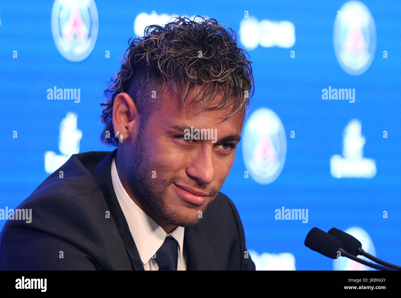 Neymar wird während einer Pressekonferenz im Parc des Princes, Paris Saint-Germain seine Welt Rekord £ 200 Millionen-Transfer vom FC Barcelona nach vorgestellt. Stockfoto