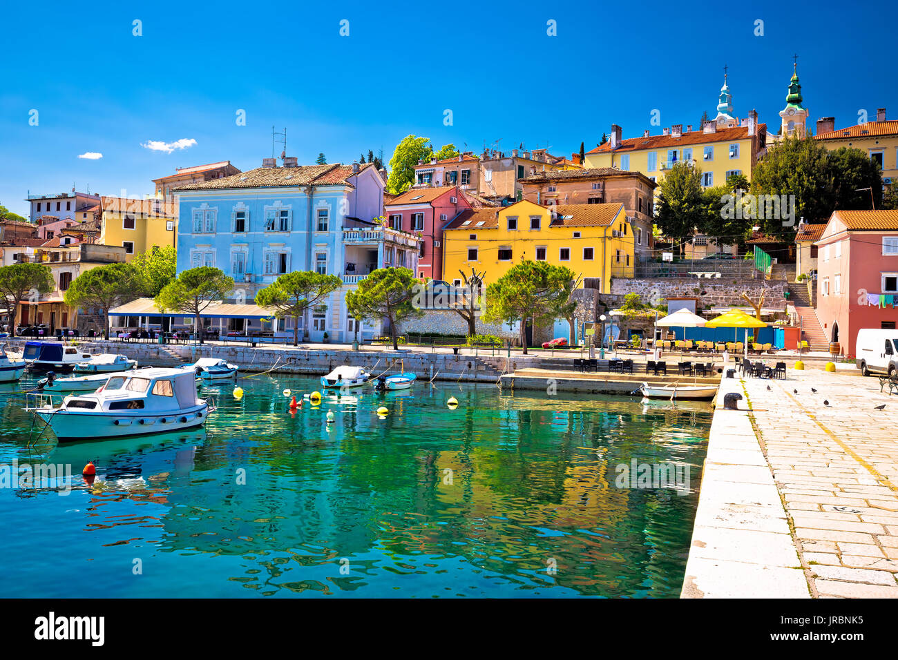 Idyllischen mediterranen Küste in Volosko Dorf, die Riviera von Opatija, Kvarner, Kroatien Stockfoto