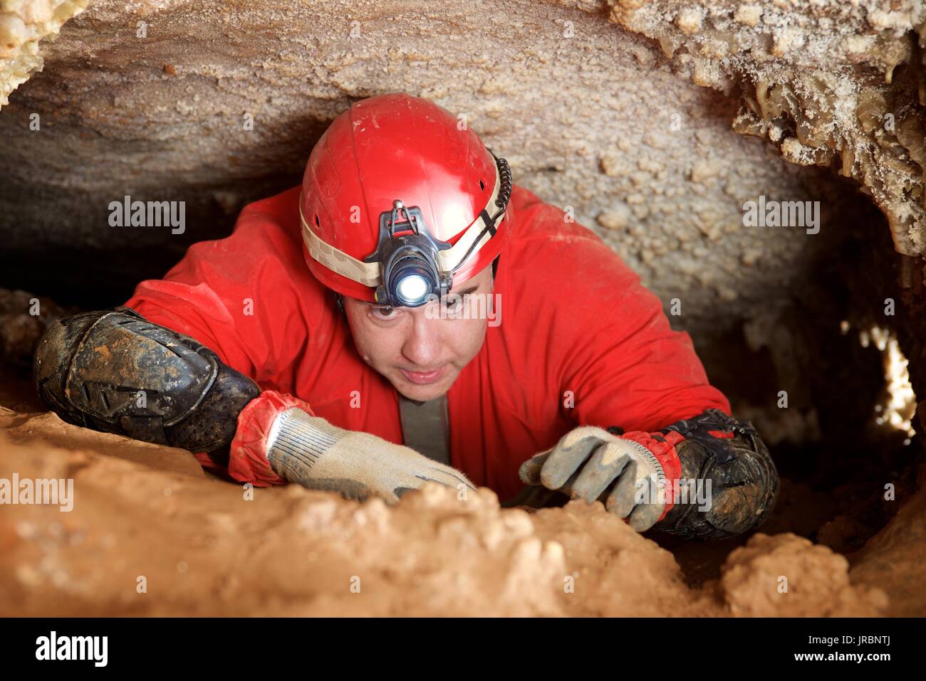 Höhlenforschung in Niguella Höhle, Zaragoza Provinz, Aragon, Spanien. Stockfoto