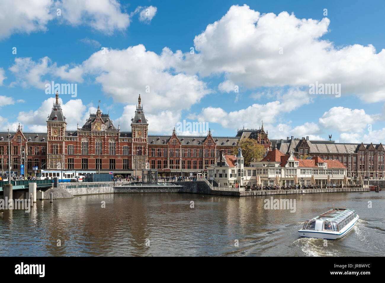 Grachtenfahrt Boot vor Amsterdam Hauptbahnhof in Amsterdam, Niederlande Stockfoto