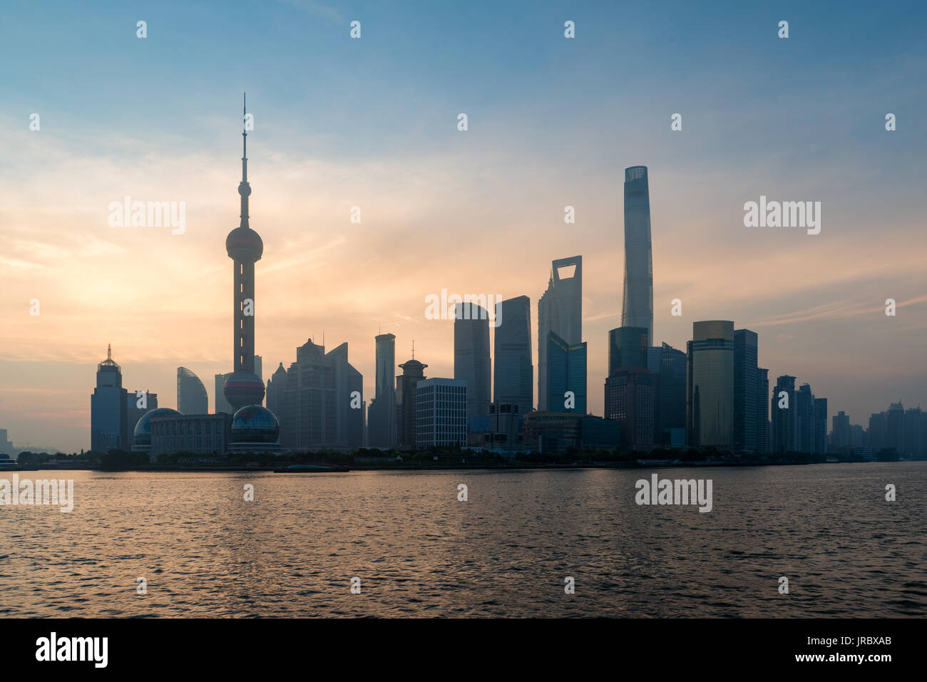 Shanghai Skyline Stadtbild, Blick auf shanghai im Lujiazui Finanz- und Geschäftswelt Bezirk Trade Zone Wolkenkratzer in Shanghai China Morgen Stockfoto