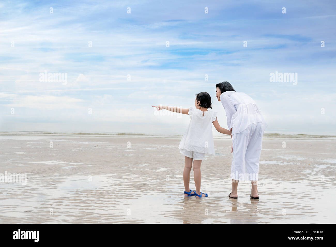 Gerne asiatische Familie Mutter und Tochter in den Sommerferien im Beach in der Nähe von Meer. Mutter und Tochter gemeinsam in der Nähe von Meer in Phuket, Thailand. Stockfoto