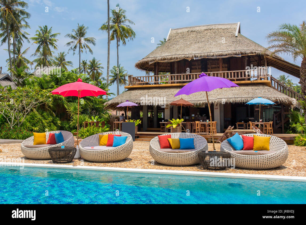 Tropisches Resort mit Swimmingpool und Cafe Bar auf Koh Kood Island, Thailand Stockfoto