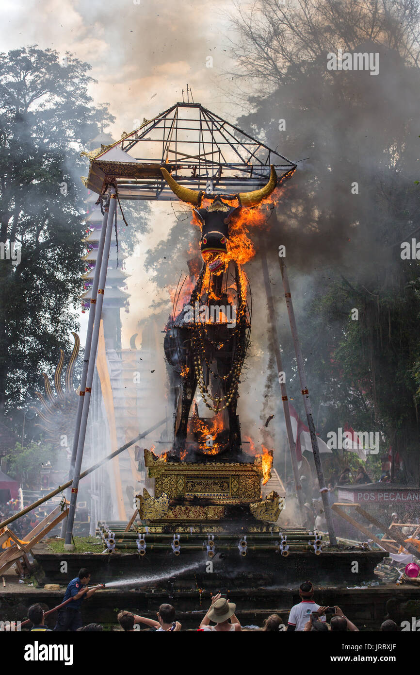 Bali, Indonesien - 20. August 2016: Balinesen, die Teilnahme an der königlichen Einäscherung Zeremonie in Ubud, Bali. Stockfoto