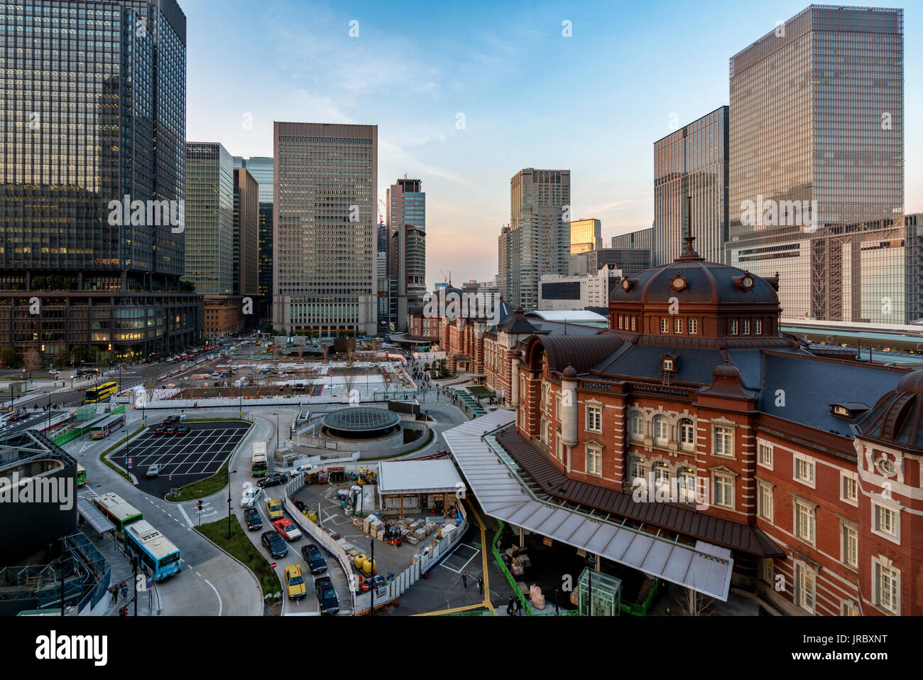 Tokio Bahnhof und Tokio Hochhaus am Abend mal in Tokio, Japan. Stockfoto