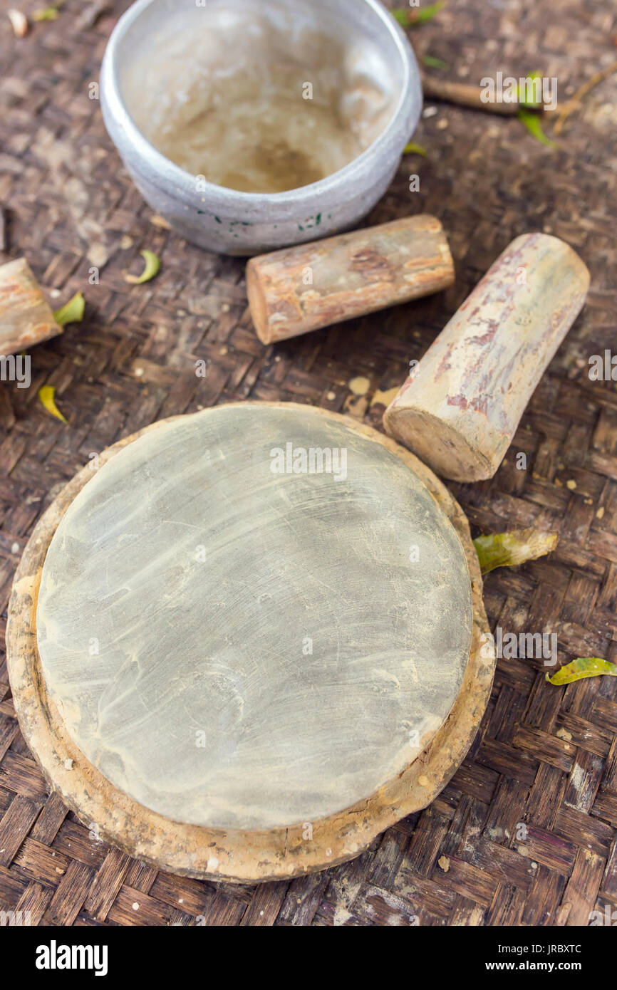 Thanaka Holz und Kyauk pyin Steinplatte. Tanaka ist burmesischen Tradition Kosmetik von Rinde von Tanaka Baum gemacht. Stockfoto
