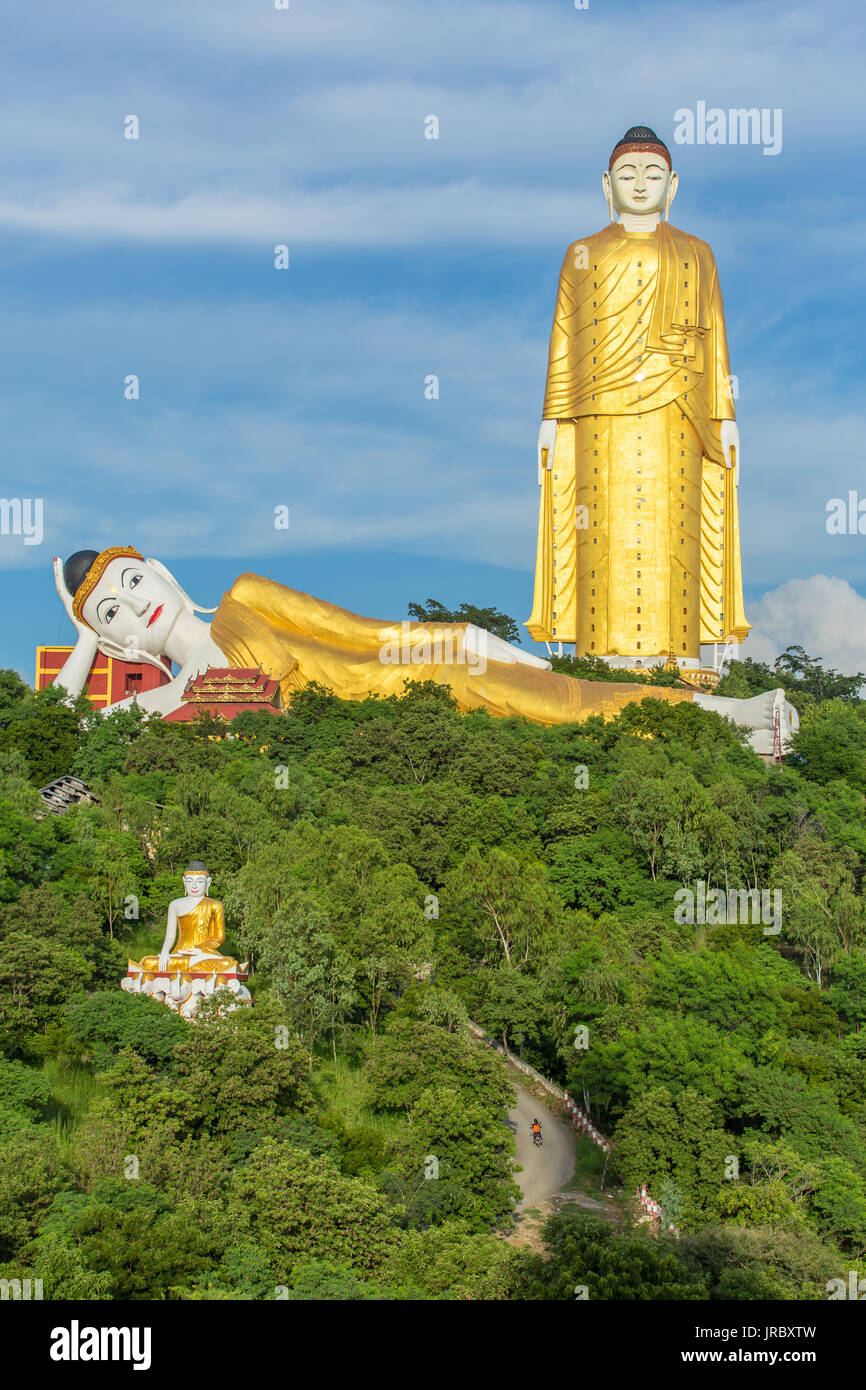 Laykyun Sekkya in Monywa, Myanmar. Bodhi Tataung Standing Buddha ist die zweithöchste Statue in der Welt. Stockfoto