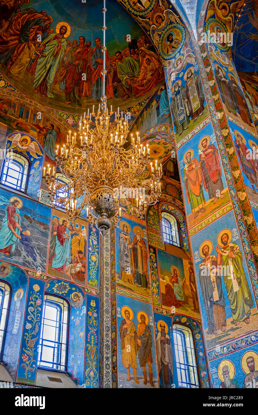 Innenraum des Erlösers auf dem Blut Kathedrale mit Farben und Fresken und charakteristische Architektur in St. Petersburg, Russland Stockfoto