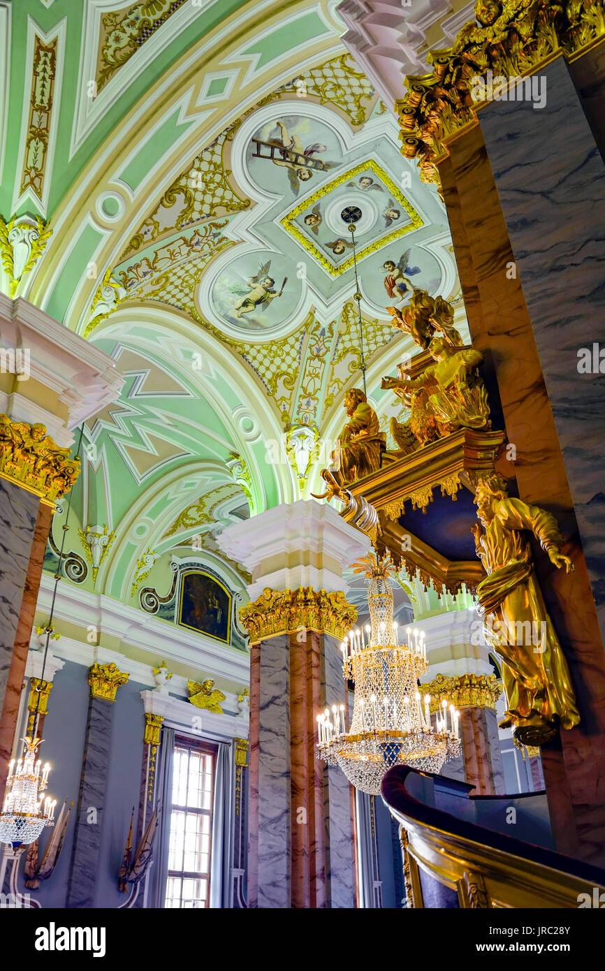 Innenraum von St. Peter und Paul Kathedrale mit Farben und Fresken und charakteristische Architektur in St. Petersburg, Russland Stockfoto