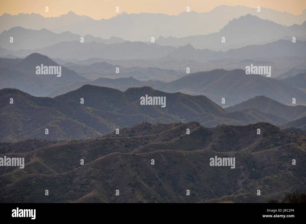 Misty Mountain reicht von der Chinesischen Mauer bei Jinshanling, Hebei gesehen. Stockfoto