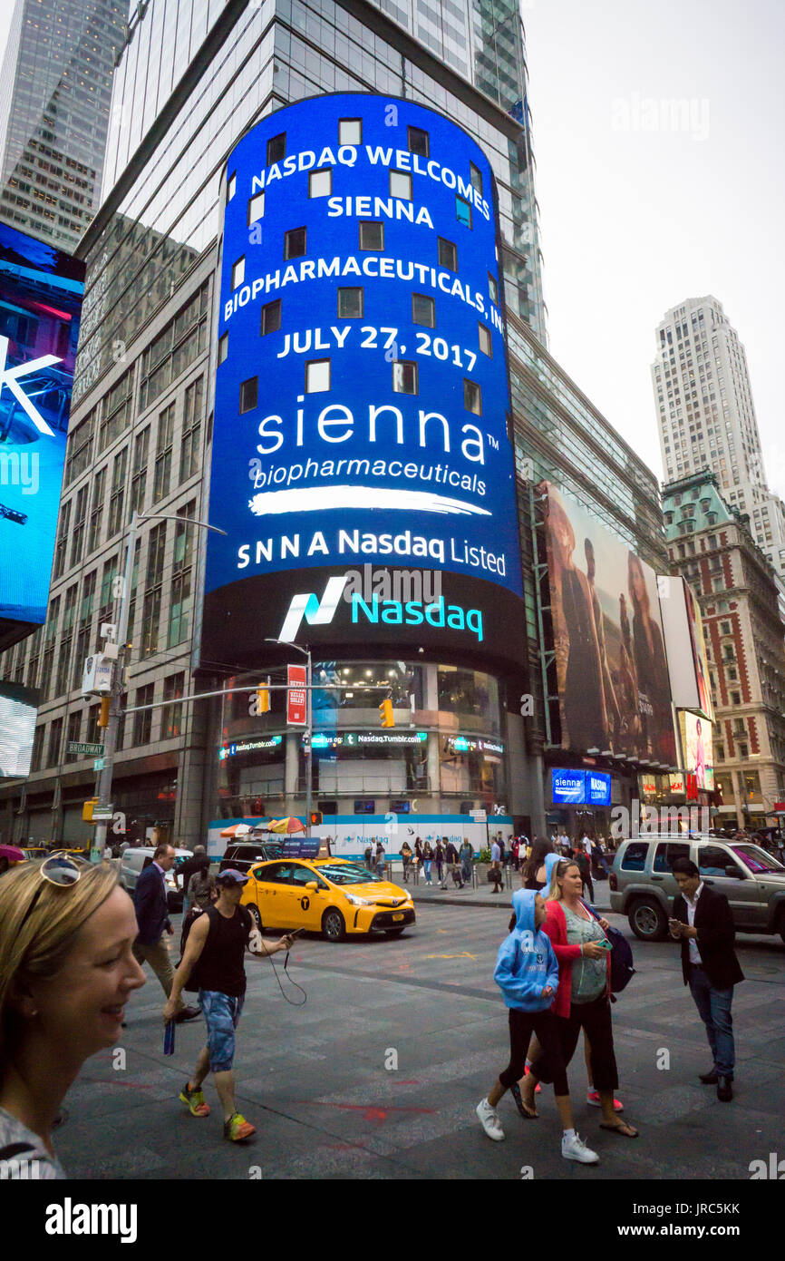 Die digitale Anzeige an der NASDAQ wirbt der jüngsten Börsengang von Sienna Biopharmazeutika auf Donnerstag, 27. Juli 2017. Das Pharmazie-Unternehmen konzentriert sich auf die Entwicklung von Therapien für Krankheiten und dermatologischen Haut. (© Richard B. Levine) Stockfoto