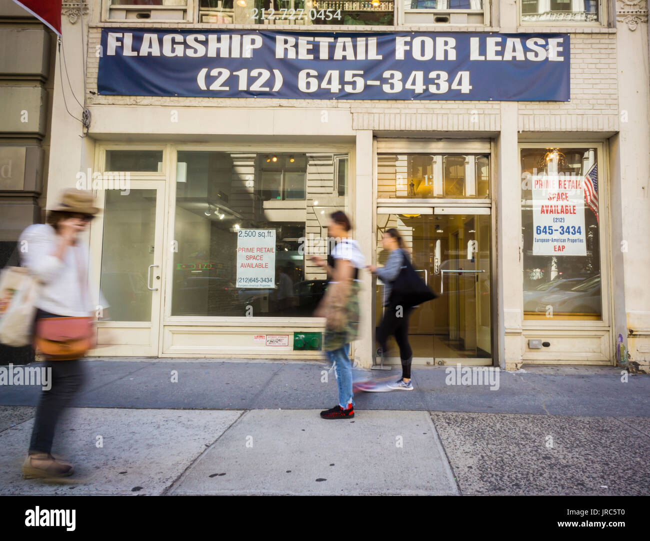 Freie Verkaufsfläche im Stadtteil Flatiron von New York auf Freitag, 28. Juli 2017. Angebotsmieten für erstklassige Erdgeschoss Einzelhandel ist gesunken, da Händler warten, bis sie ein Schnäppchen bekommen können. (© Richard B. Levine) Stockfoto