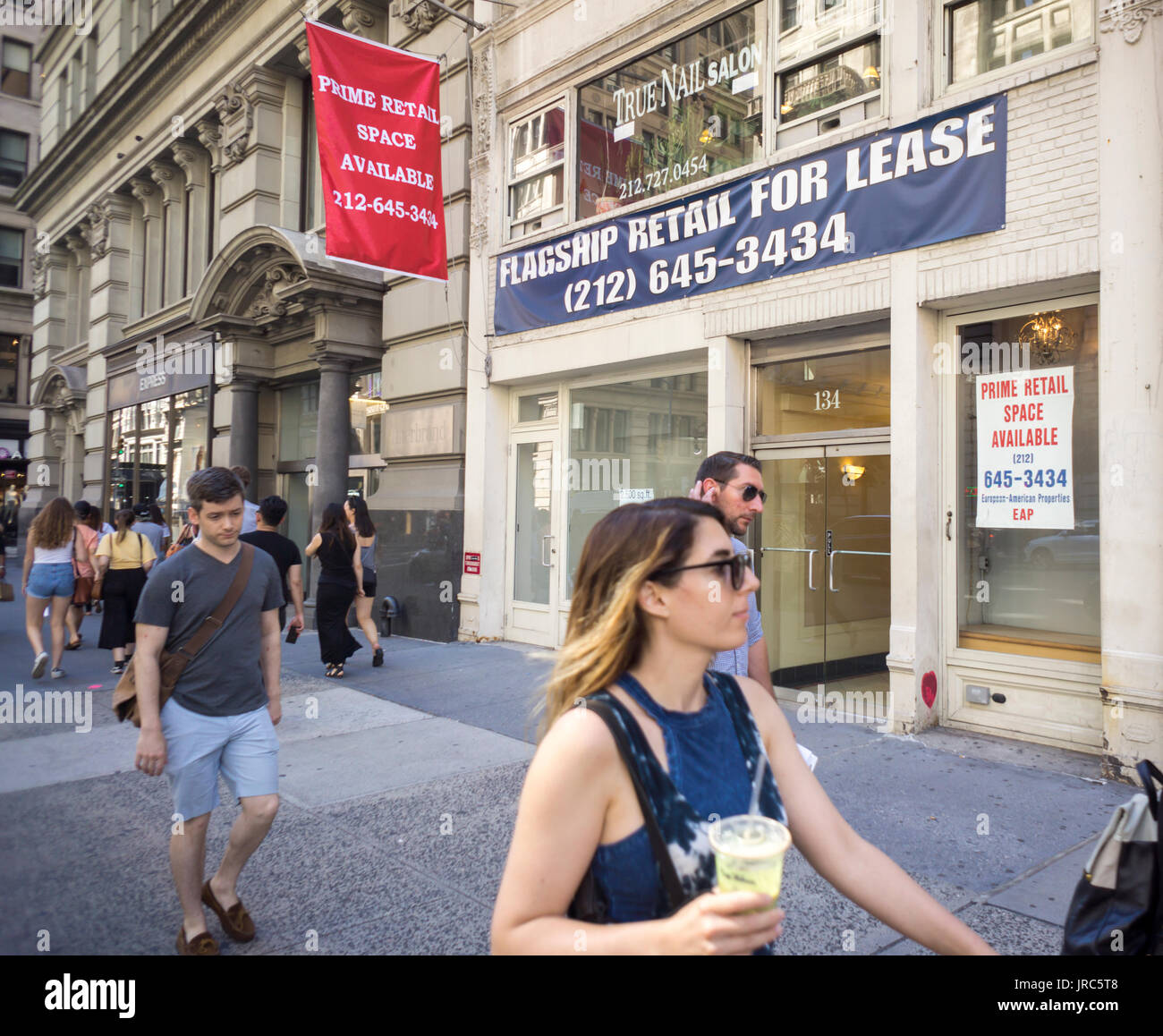 Freie Verkaufsfläche im Stadtteil Flatiron von New York auf Freitag, 28. Juli 2017. Angebotsmieten für erstklassige Erdgeschoss Einzelhandel ist gesunken, da Händler warten, bis sie ein Schnäppchen bekommen können. (© Richard B. Levine) Stockfoto