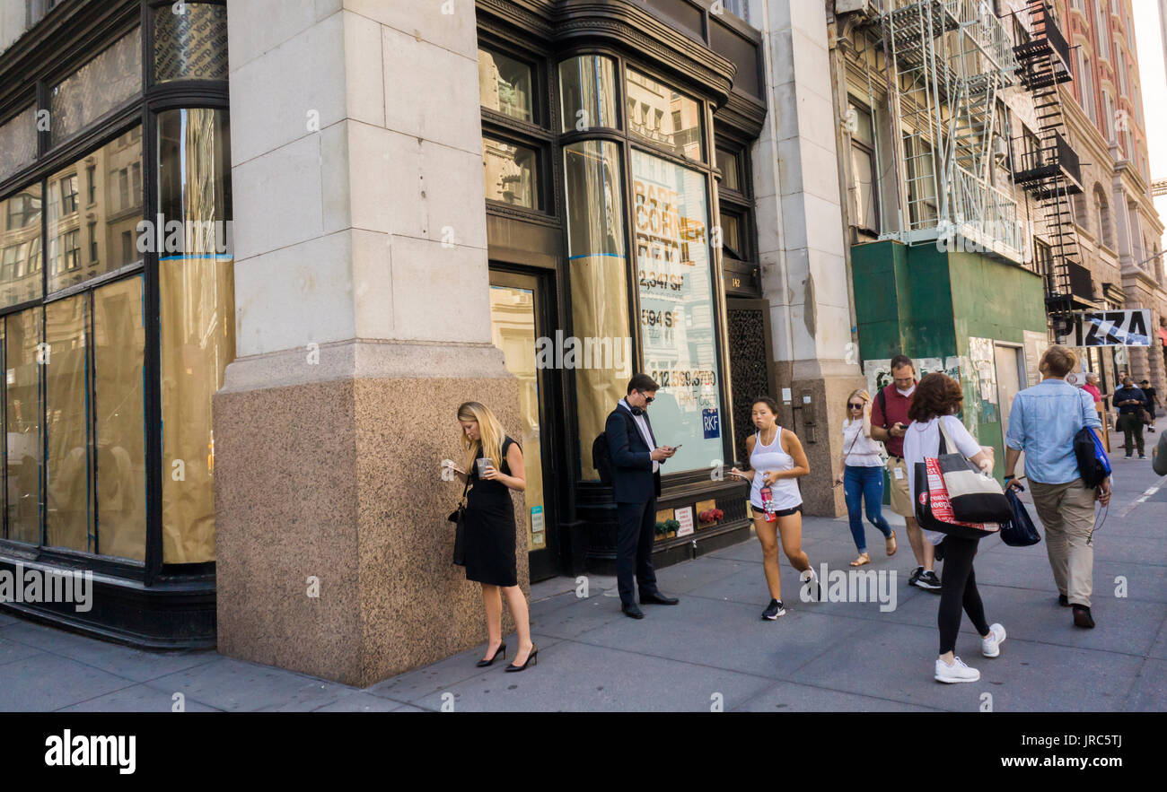 Freie Verkaufsfläche im Stadtteil Flatiron von New York auf Freitag, 28. Juli 2017. Angebotsmieten für erstklassige Erdgeschoss Einzelhandel ist gesunken, da Händler warten, bis sie ein Schnäppchen bekommen können. (© Richard B. Levine) Stockfoto