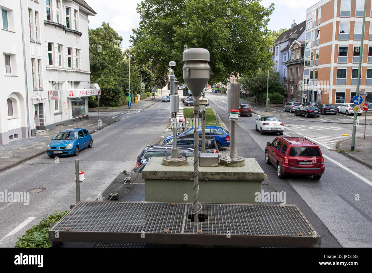 Staatliche Luftmessstation, zur Überprüfung der Luftqualität, auf einer innerstädtischen Straße in Duisburg, Deutschland, Stockfoto